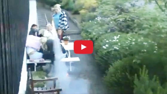 بالفيديو- الشقراوات والألعاب النارية 