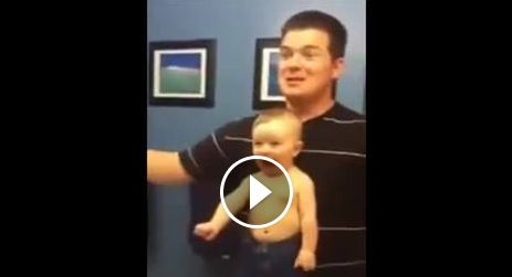 بالفيديو- شاهدوا ماذا فعل هذا الصبي أمام المرآة! ستعاودون المشاهدة