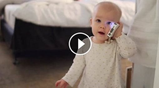 بالفيديو- هذه الطفلة ليس لها حل، عمرها أشهر وتتكلم على الهاتف