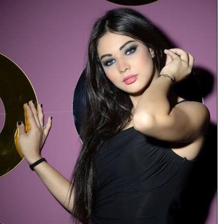 بالصورة- شبيهة هيفاء وهبي ابتسام تسكت ترتدي الحجاب!