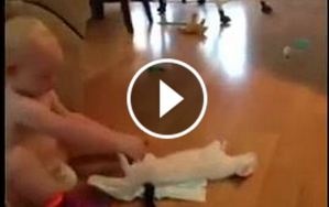 بالفيديو- طفل يصر على إلباس الحفاضة للقطة! هل نجح؟