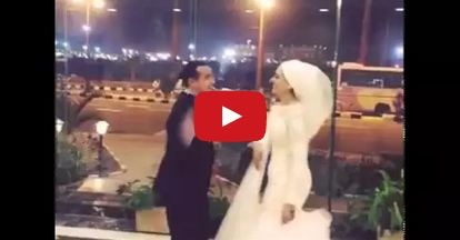 بالفيديو- عروسان يشعلان مواقع التواصل الاجتماعي بهذا الفيديو