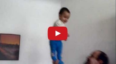 بالفيديو- طفل عربي يحافظ على توازنه بشكل مذهل