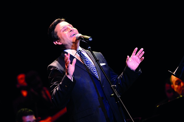 هاني شاكر يبدأ حفلته بـ «ادعوا لمصر» وينهيها بأغنية للعندليب