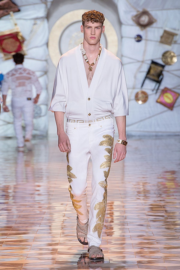 مجموعة Versace لربيع وصيف 2015: حريّة وثقة بالنفس