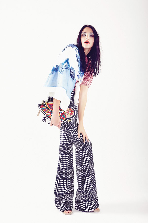 قميص قطني من Zeynep Kartal. كنزة من Zeynep Tosun. سروال من Alexander McQueen. حقيبة من Paul & Joe. حذاء من Stella McCartney.
