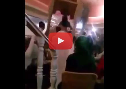 بالفيديو.. لحظة سقوط عروس من فوق هودج