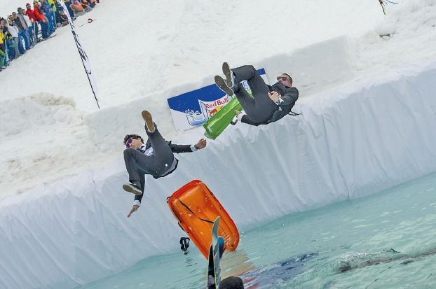 القفز في مياه باردة وسط ثلوج لبنان