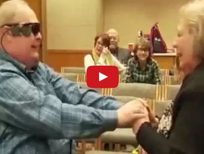 بالفيديو- رجل أعمى يرى زوجته لأول مرة في حياته... شاهدوا ماذا فعل