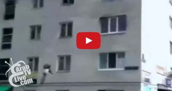 بالفيديو: أم ترمي طفليها من النافذة والسبب غريب!