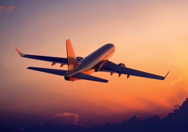 صورة مضيفة الخطوط الجوية السعودية التي أثارت أعجاب الآلاف على مواقع التواصل الاجتماعي