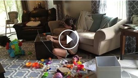 بالفيديو- طفلة تمنع أمها من العمل، شاهدوا طرقها الشريرة