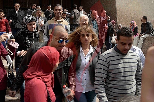 بالصور - لأول مرة زينة تصطحب طفليها للمحكمة ومحامي عز يتنحى!