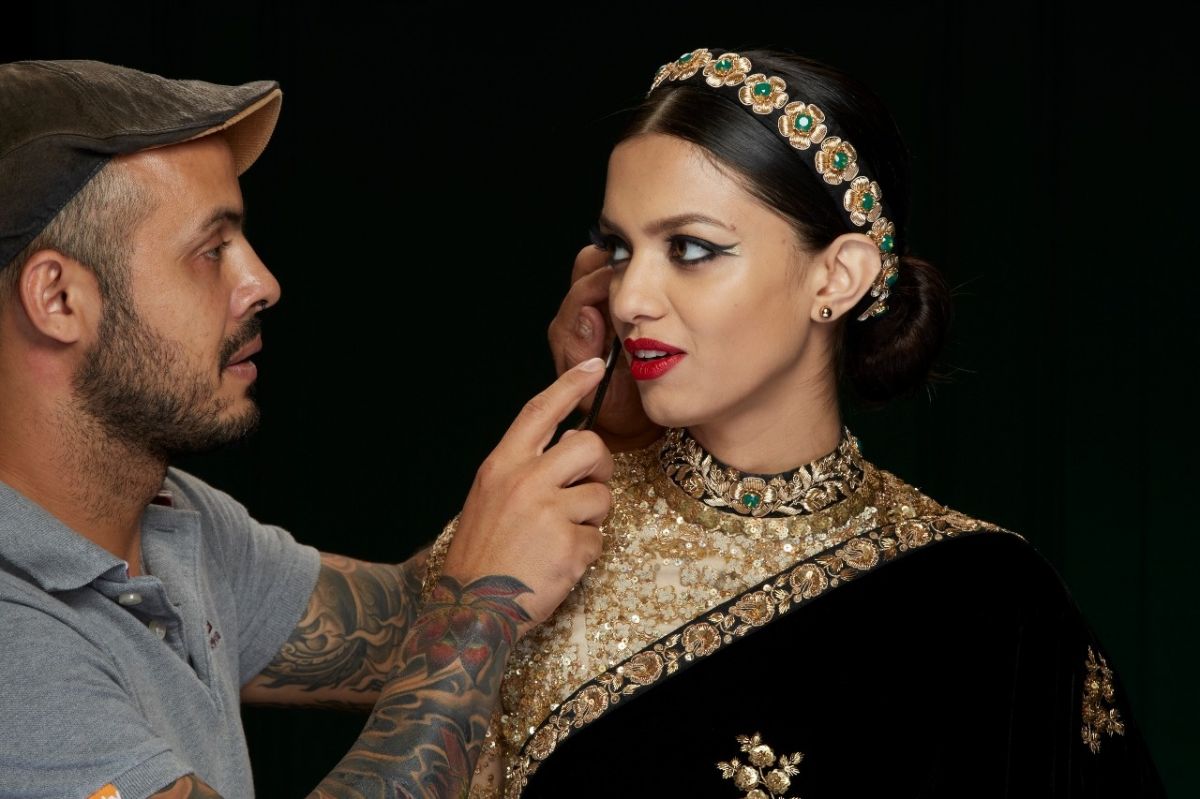 خبير المكياج العالمي 