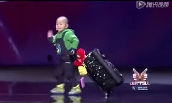 الطفل الصيني المعجزة صاحب  الـ 3 سنوات يذهل حكام برنامج للهواة...