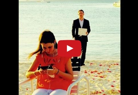 بالفيديو- أمضى سنة كاملة وهو يحضّر عرض زواجه من حبيبته! شاهدوا ماذا فعل وكيف كانت ردة فعلها