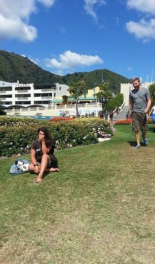 بالصور- فتاة توزع منشورًا لتجد فتى أحلامها، ماذا حصل عندما وجدته؟