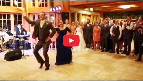 بالفيديو- عريس يرقص مع والدته بطريقة مجنونة وطريفة