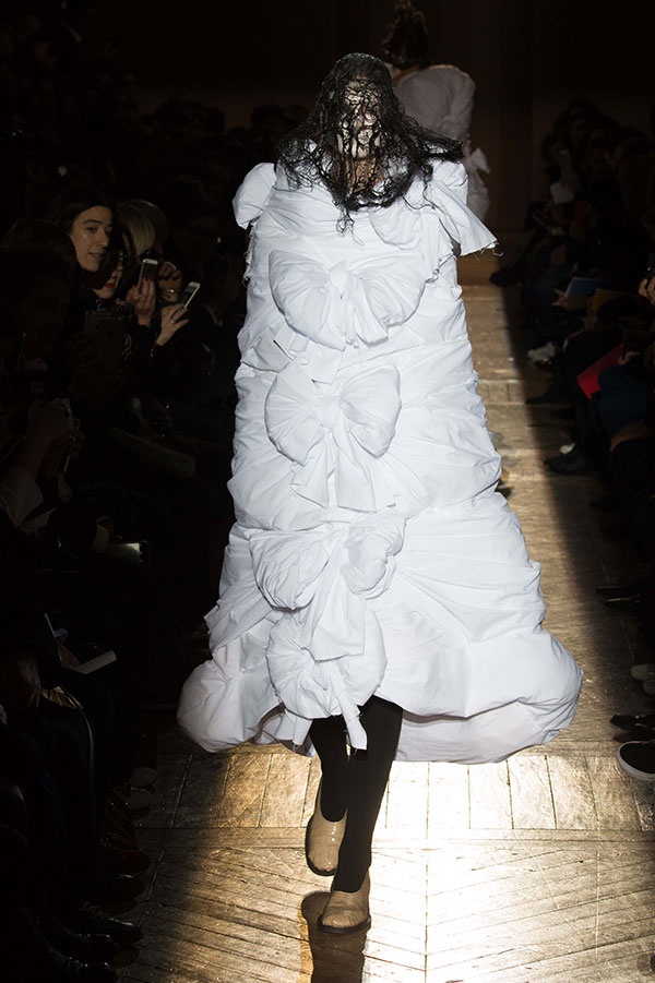 عرض Comme des Garçons لخريف وشتاء 2015/2016