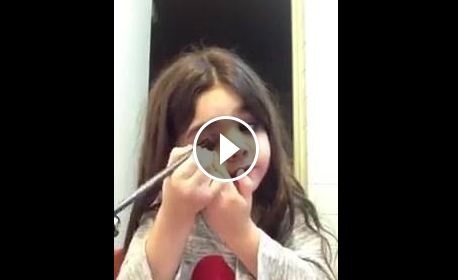 بالفيديو- فتاة صغيرة خبيرة بأمور الجمال والماكياج