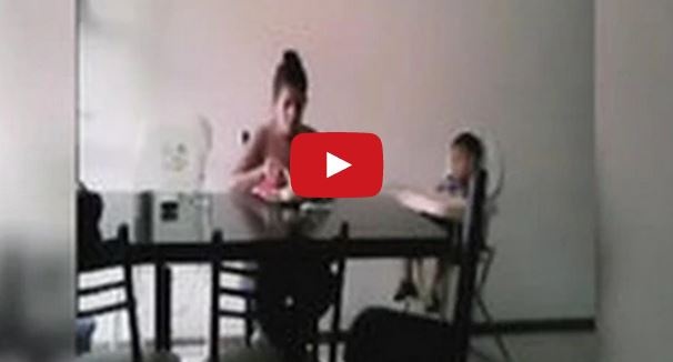 فيديو قاسٍ مربية تضرب طفلاً من أجل الطعام