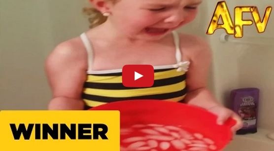 طفلة صغيرة أرادت أن تقوم بتحدي الثلج... انظروا ماذا حصل معها