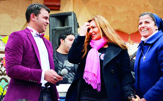 ليلى علوي تصلّي لمصر ومحمد رشاد يحيي حفل الأيتام