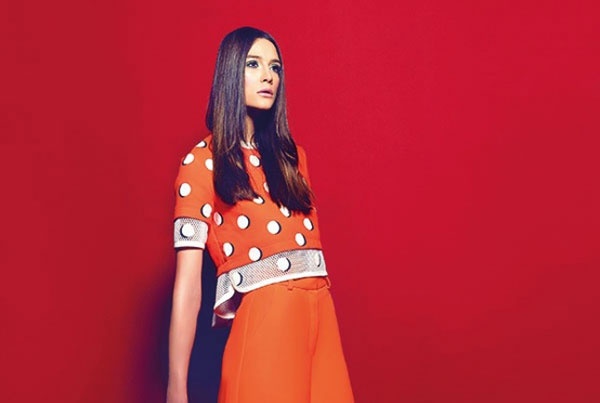 ألوان التوابل، نقوش مطبعة، نسيج محبوك وأحذية مدببة الكعب