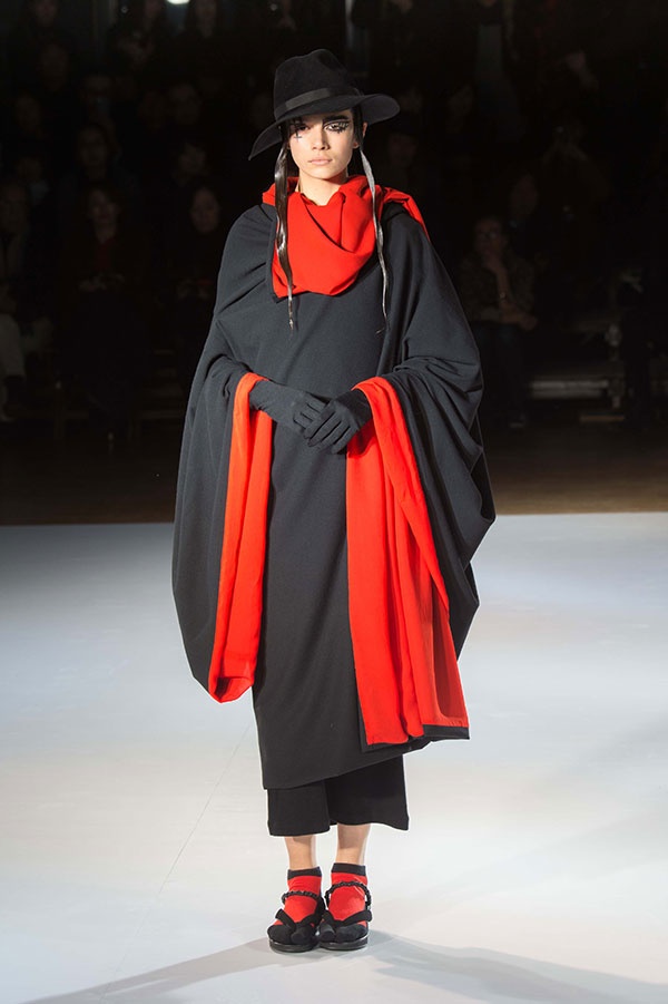 عرض Yohji Yamamoto لخريف وشتاء 2015/2016