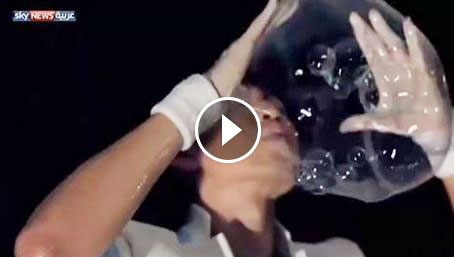 بالفيديو- فنان يقوم بعمل أشكال باستخدام فقاعات الصابون