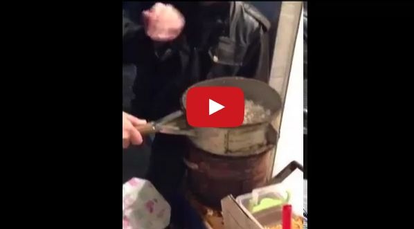 بالفيديو- مبارك زوج الملكة أحلام يحضّر الفشار على الفحم في الشارع!