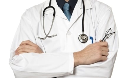 طبيب يعرض زوجته للمتعة الحرام بشرط أن يكون أمام عينه