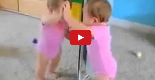 شاهدوا ماذا فعل هذا الطفل عندما رأى نفسه للمرة الأولى في المرآة!