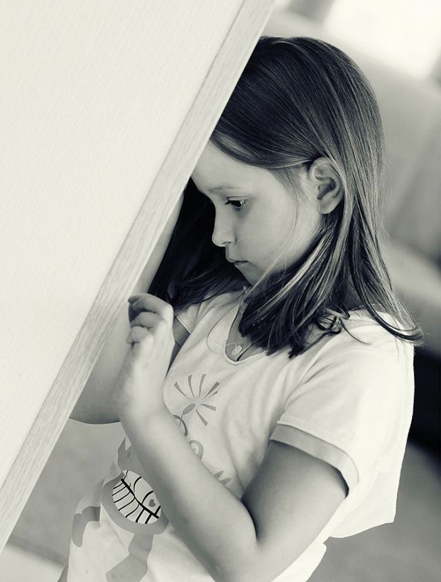 القلق والتوتر مشكلتان يعانيهما الطفل... أعراضهما نفسية وجسدية