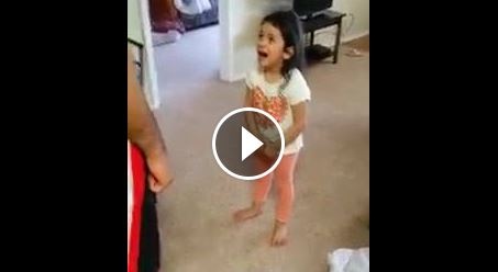 بالفيديو- فتاة صغيرة تحاول أن تقنع والدها أن أحمر الشفاه ليس ماكياجاً