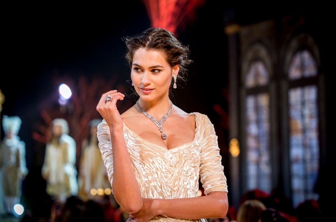 بالصور- معرض حصري لمجموعة Cartier الملكية لقطع المجوهرات الراقية، قصر فرساي في دبي!