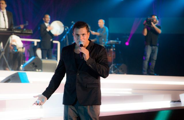 بالصور - كيف أغرى عمرو دياب جمهوره للغناء معه؟