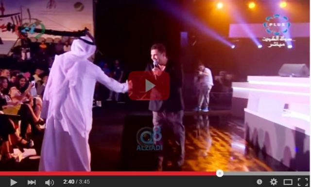 بالفيديو - عمرو دياب يسخر من القواعد وينزل لجمهوره؟