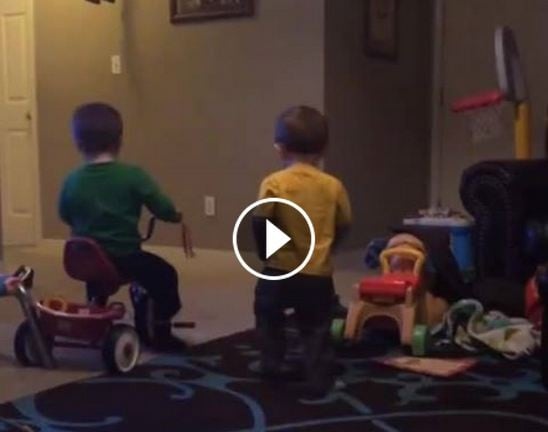 بالفيديو- شاهدوا ماذا فعل هذا الطفل بأخيه! لن تصدقوا