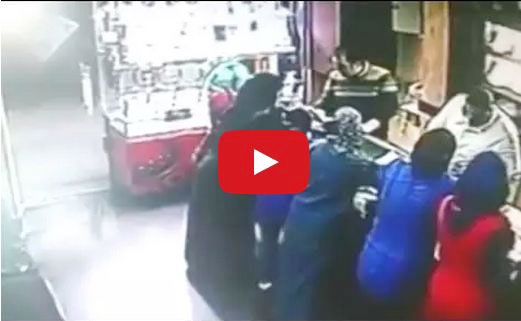 بالفيديو- فتاة مصرية تتعرض للضرب المبرح بسبب السرقة