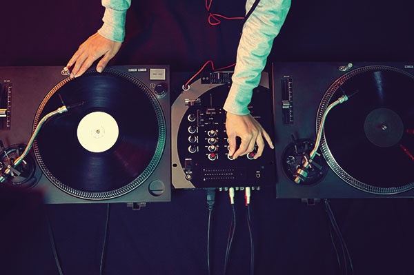 فتيات «الدي جي» DJ بين المهنة والاحتراف