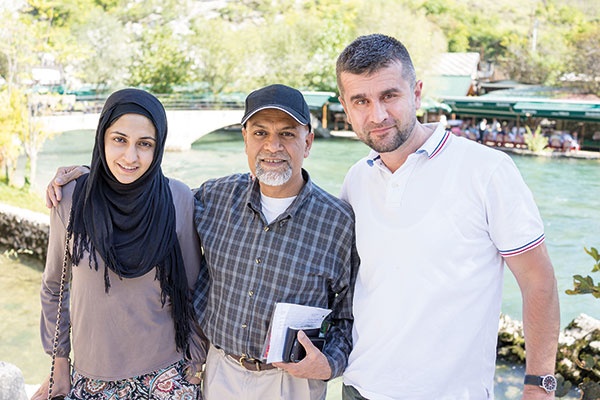 بعد عقد القران وقبل الزفاف: طاعة الزوجة لزوجها أم لوالدها؟