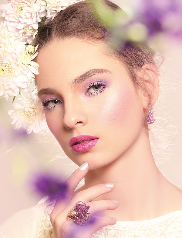 للتماشي مع أجواء الربيع، إليك ظلال العينين الفاتحة والفرحة، وأحمر الشفاه الوردي لامرأة تقدّر الألوان......