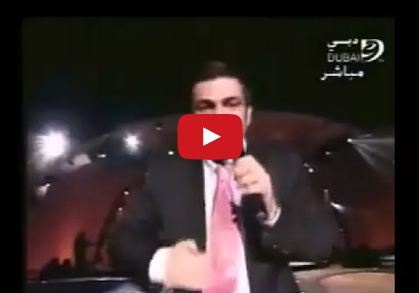 فيديو نادر - لمن أعطى عمرو دياب قبلة عبر الكاميرا؟!