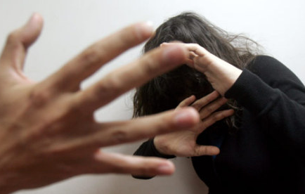 إمرأة تضرب لأنها عادت الى الحياة بعد دفنها! إليكم تفاصيل القصة