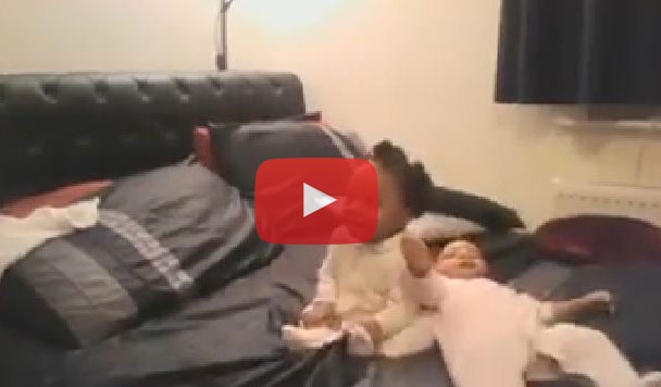 بالفيديو- شاهدوا ماذا فعل هذا التوأم عندما سمعا أمهما تغني!!