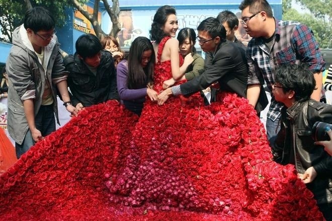 بالفيديو والصور: أغرب طرق طلب الزواج: من أعماق البحر إلى القفز في الهواء!