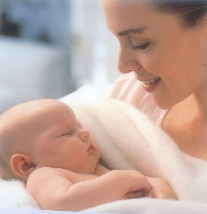 للعناية ببشرة طفلك أصول... تعرّفي إليها واحمه من الإكزيما!