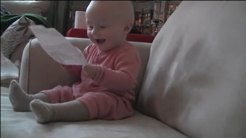 بالفيديو : هذا التصرف أصاب طفل بضحك هيستيري