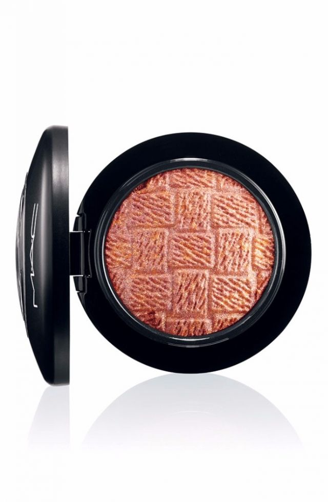 إطلالة مضيئة ومشرقة مع مجموعة Lightness Of Being من M.A.C